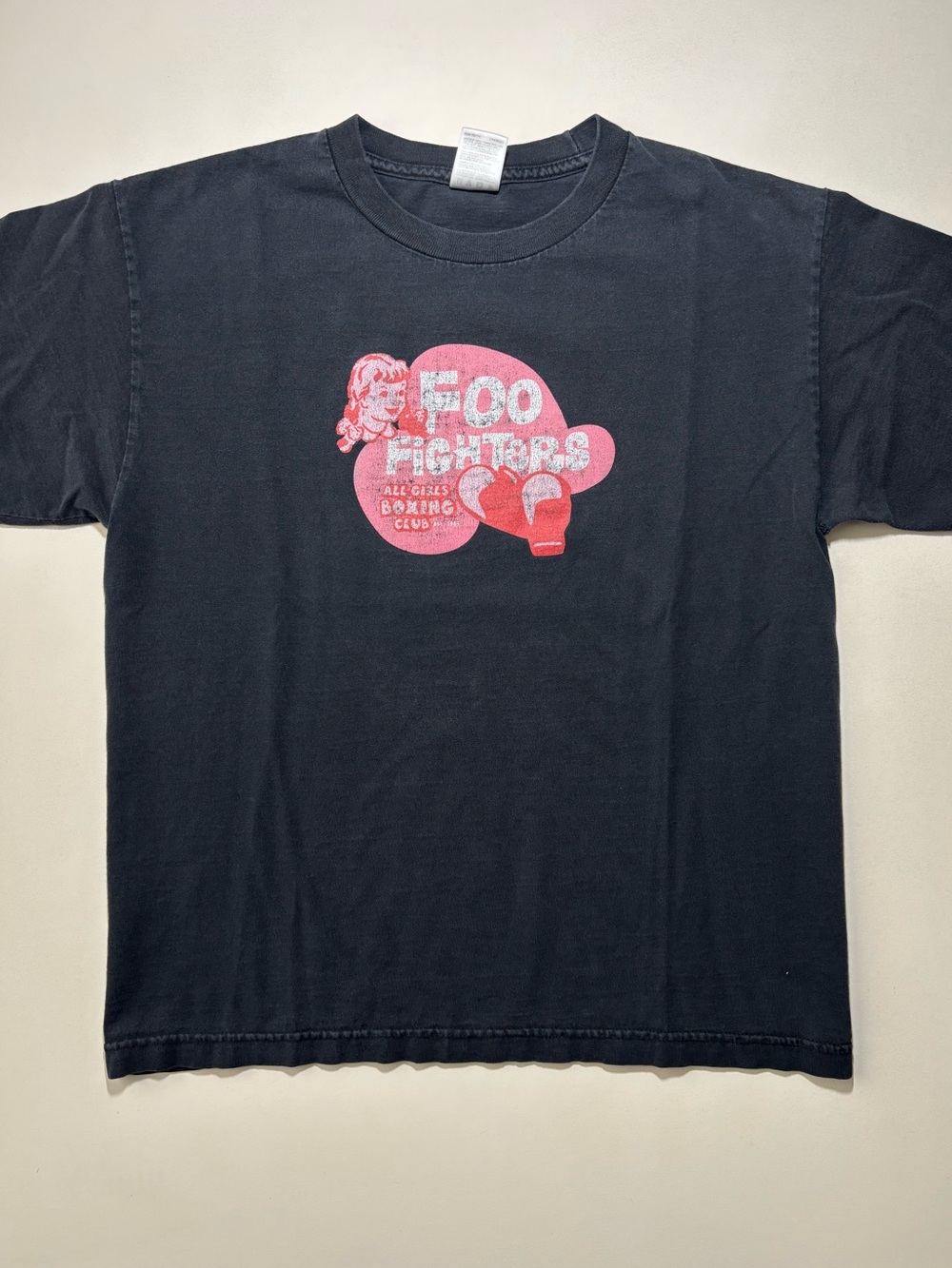 2005 Foo fighters women’s boxing club pink graphic faded black band shirt